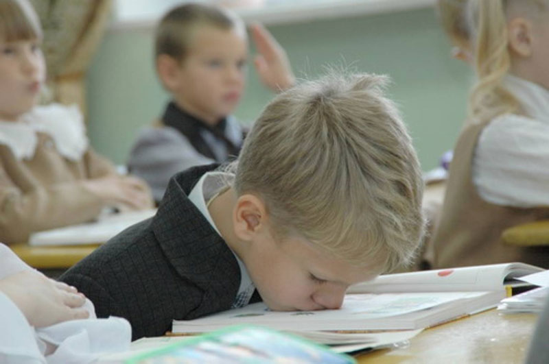 Стресс, вызванный посещением школы: как помочь детям справиться
